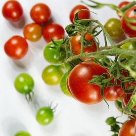 Groene en rode tomaten van Ina Fischer