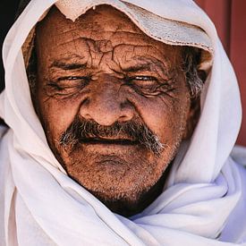 Les yeux d'un bédouin âgé sur Bjorn Snelders