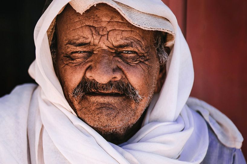 De ogen van een Bedouïne man op leeftijd in Petra, Jordanië. van Bjorn Snelders