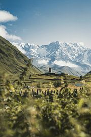 Une belle tour Svan avec de belles montagnes en arrière-plan en Géorgie sur Milene van Arendonk