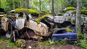 Gestapelde autowrakken in het bos bij Bastnas in Zweden