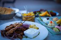 Une table pleine de délices grecs