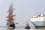 De vier-mast bark Sedov loopt in de haven van Emden in van Rolf Pötsch thumbnail