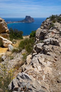 Kalkstein und Ausblick auf den Peñón de Ifach