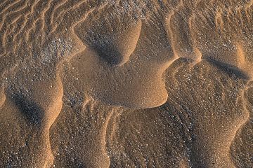 Zand structuur op het strand in het avondlicht van Harrie Muis