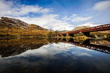 Schottische Landschaft mit einer Zugbrücke von Leo Schindzielorz