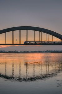 Trein over Kuilenburgse spoorbrug bij rivier de Lek van Moetwil en van Dijk - Fotografie