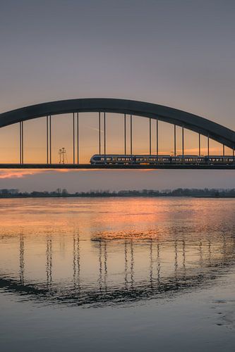 Trein over Kuilenburgse spoorbrug bij rivier de Lek