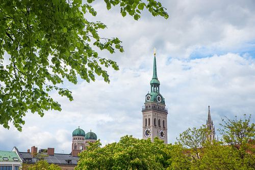 uitzicht vanaf Viktualienmarkt München op de kerken