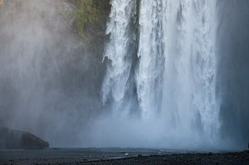 Skogafoss Wasserfall in Island von Tim Vlielander