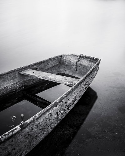 Verlaten boot in zwart-wit