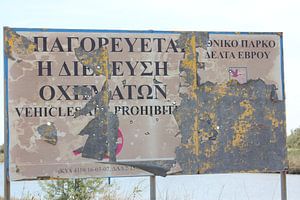 Älteres Durchfahrtverbotschild mit Einschusslöchern Evros Delta - Griechenland