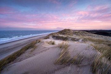 Rosa Himmel über den Dünen von Ouddorp von Ellen van den Doel