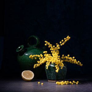 Stilleven, gemberpot en frans kruikje met mimosa ((Leguminosae)) en citroen van Oda Slofstra