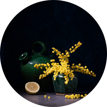 Stilleven, gemberpot en frans kruikje met mimosa ((Leguminosae)) en citroen van Oda Slofstra