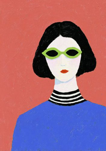 Vrouw met een groene bril en een blauwe top