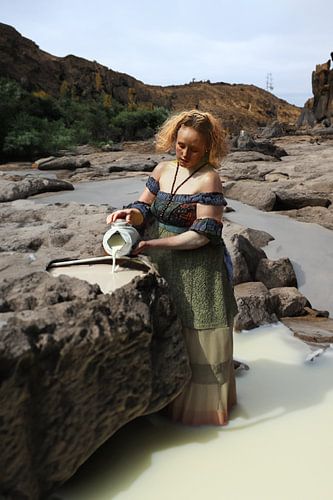 Het Melkmeisje: Een Schilderachtige Dans van Vloeistoffen - Een Ode aan Natuur en Vakmanschap