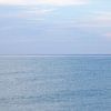 Eindeloos Blauw... abstracte foto van blauwe zee en lucht in Jamaica. van Eyesmile Photography