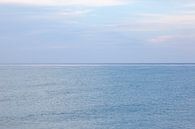 Eindeloos Blauw... abstracte foto van blauwe zee en lucht in Jamaica. van Eyesmile Photography thumbnail