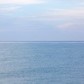 Endlos Blau... Abstraktes Foto von blauem Meer und Himmel in Jamaika. von Eyesmile Photography