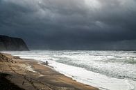 Atlantische kust bij Colares, Portugal in zwaar stormachtig weer.. van Marjolein Zijlstra thumbnail