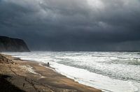 Atlantische kust bij Colares, Portugal in zwaar stormachtig weer..