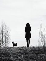 Monochrome Silhouette einer Frau und eines Hundes