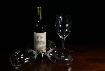 Bottle of wine with glasses by Foto Nico