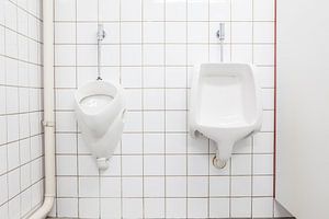 Urinale auf der Herrentoilette