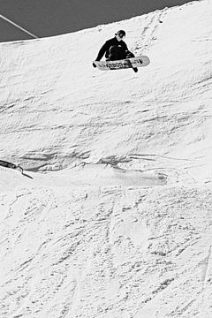 Aktionsfoto Snowboarder in der Luft
