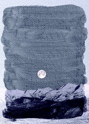 Maan boven berglandschap in natuurlijke kleuren