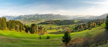 Ofterschwang Uitzicht op de Allgäu en de Allgäuer Alpen van Leo Schindzielorz