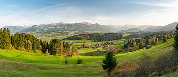 Ofterschwang Blick ins Allgäu und die Allgäuer Alpen von Leo Schindzielorz