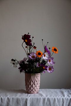 Nature morte d'un bouquet sauvage sur un vase géométrique rose sur Lilian Bisschop