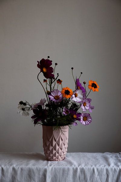 Stilleben eines wilden Blumenstraußes auf einer rosa geometrischen Vase von Lilian Bisschop