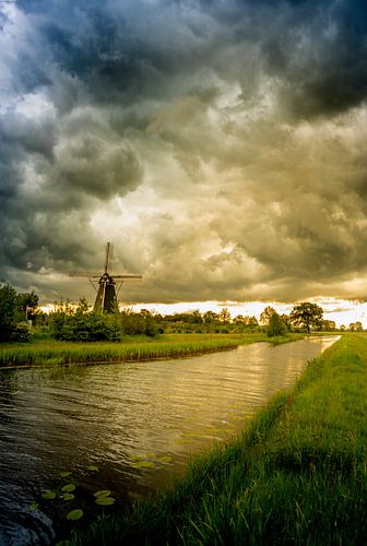 Molen de Zwaan onder dikke wolken
