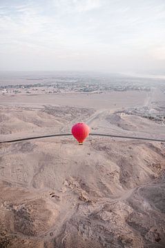 Roter Heißluftballon Sonnenaufgang Tempel mit Straße Luxor, Ägypten