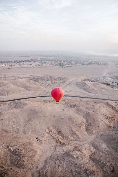 Roter Heißluftballon Sonnenaufgang Tempel mit Straße Luxor, Ägypten von Hannah Hoek