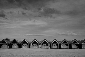 Strakke strandhuisjes op het strand van Vlissingen van Ian Beck's fotowerk