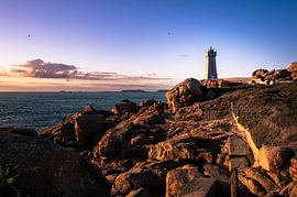 Leuchtturm im goldenen Abendlicht an der Küste der Bretagne von SR Blaauw
