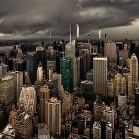 Manhattan New York unter bedrohlichem Himmel von Anouschka Hendriks