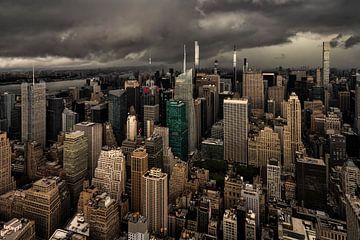 Manhattan New York unter bedrohlichem Himmel