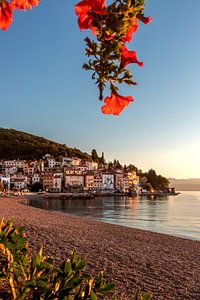 Der Strand und das Dorf Moscenicka Draga direckt am Meer. Koatien Sonnenaufgnag
