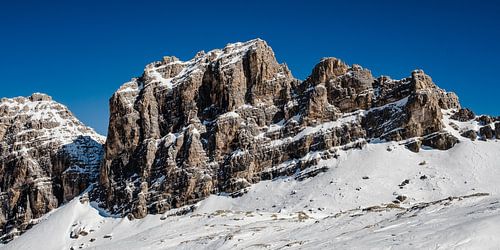 Besneeuwde rotswand in de Dolomieten