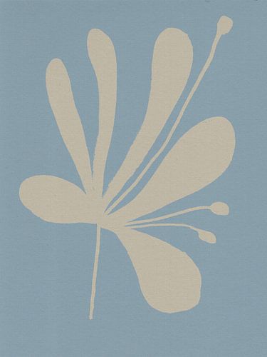 Abstracte bloemen in wit op lichtblauw.