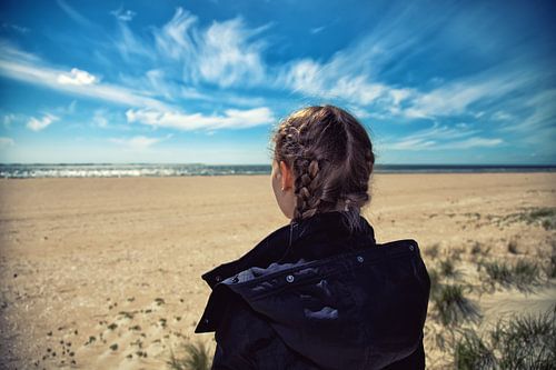 Meisje aan zee