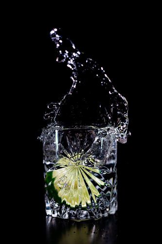 Splash met limoen op zwart