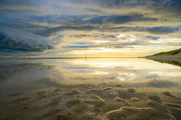 Zonsopgang op het strand van Texel met een naderende stormwolk