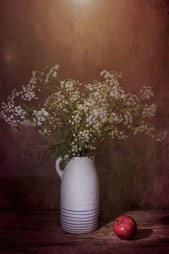 Stilleven met fluitenkruid en granaatappel