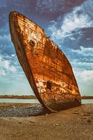 Verrostetes altes Schiffswrack. Verrostetes gestrandetes Schiff am Ufer